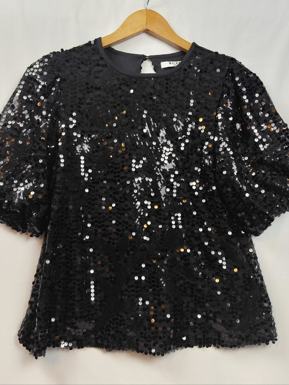 NA KD Puffed Sleeve Sequin Top Size Small Black Lined‎